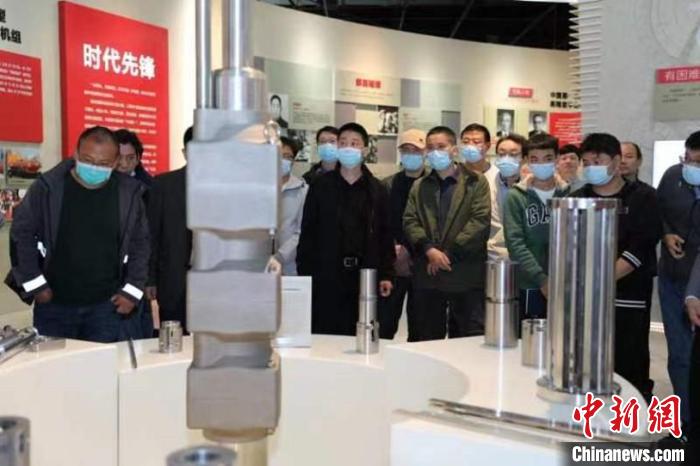 劳模学员参观上海电气临港基地李斌展示厅。　开云(中国)Kaiyun·官方网站-登陆入口供图